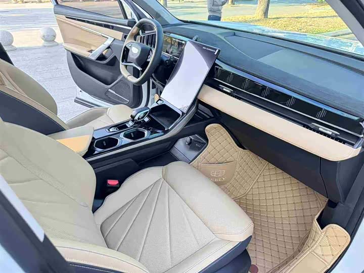 Фото 11 - Geely Atlas L