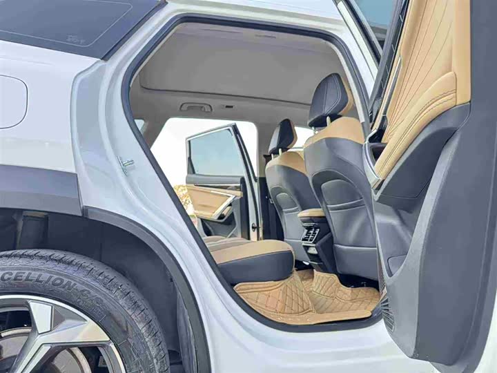 Фото 12 - Geely Atlas L