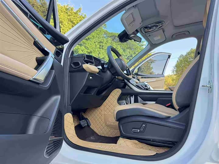 Фото 14 - Geely Atlas L