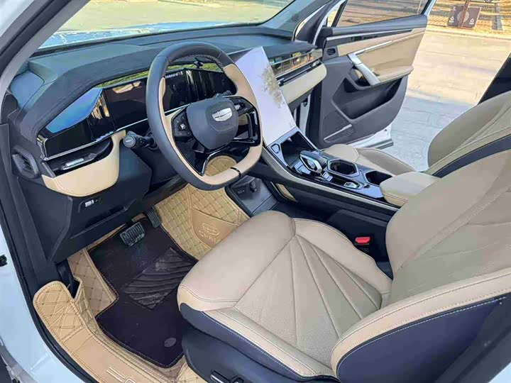 Фото 15 - Geely Atlas L