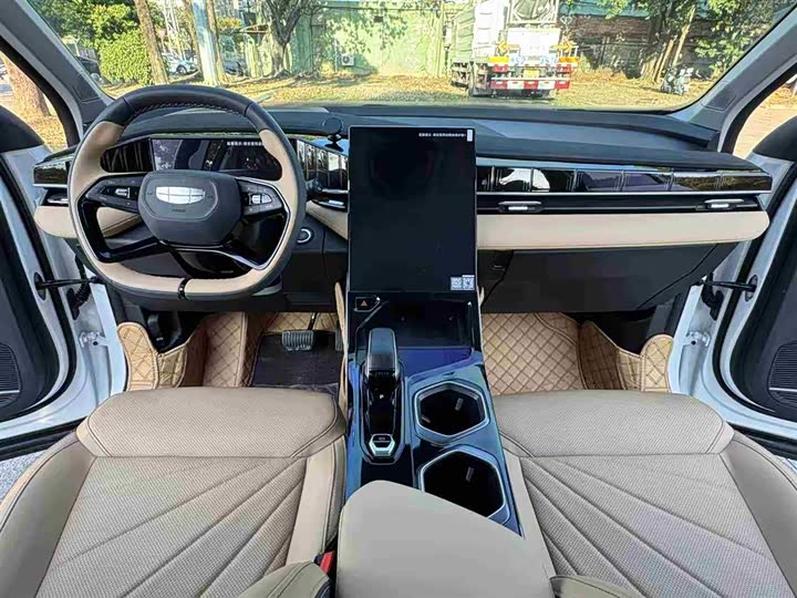 Фото 9 - Geely Atlas L