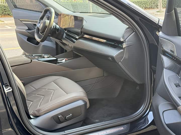 Фото 18 - BMW 5 Series