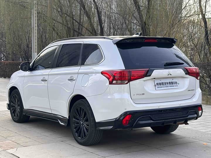 Фото 13 - Mitsubishi Outlander