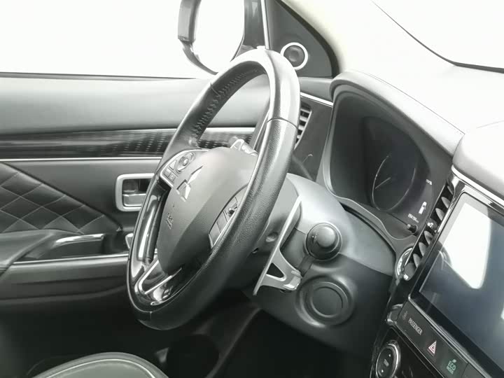 Фото 22 - Mitsubishi Outlander