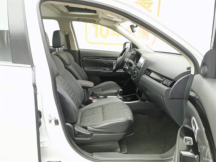 Фото 23 - Mitsubishi Outlander