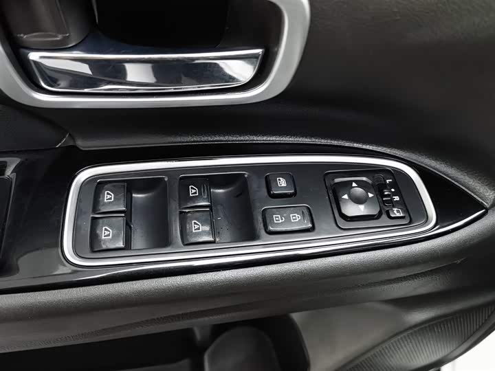 Фото 9 - Mitsubishi Outlander