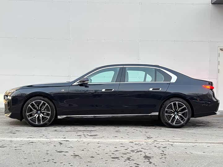 Фото 13 - BMW 7 Series