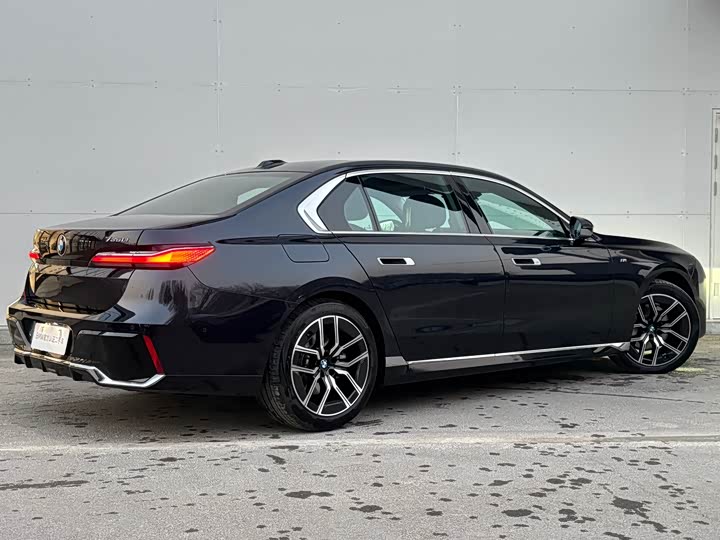 Фото 15 - BMW 7 Series