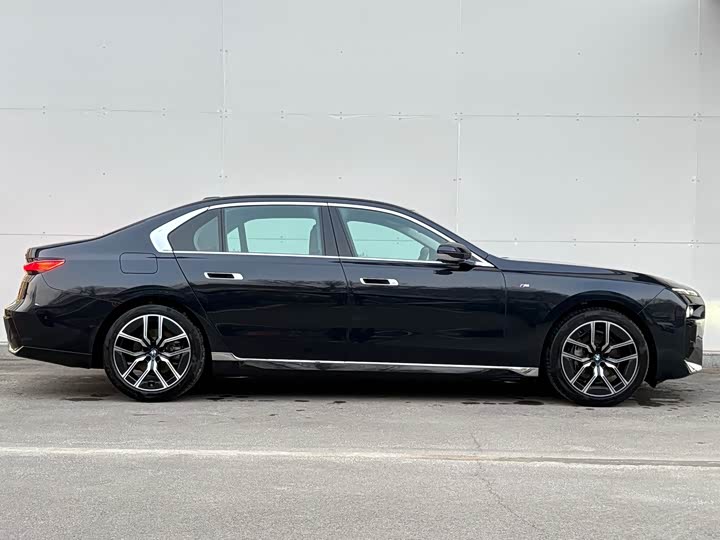 Фото 2 - BMW 7 Series