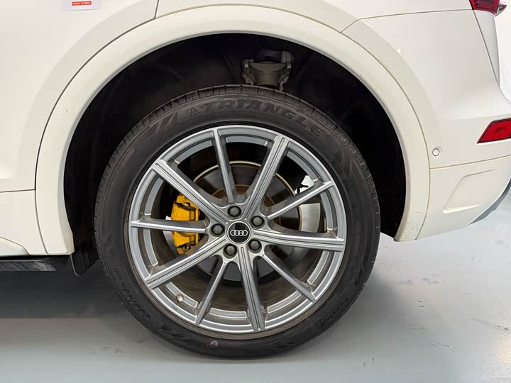 Фото 9 - Audi Q5L