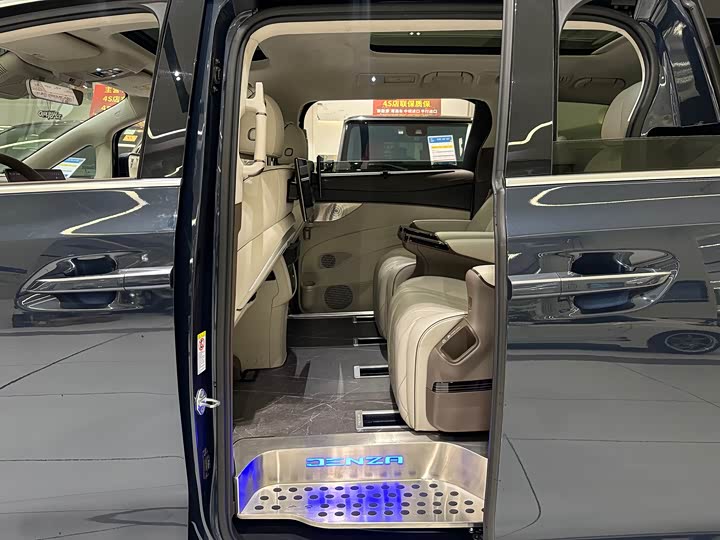 Фото 7 - Denza D9