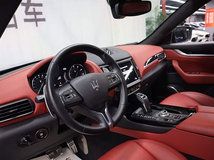 Фото 7 - Maserati Levante