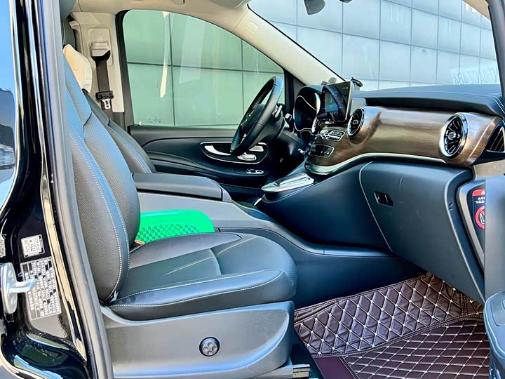 Фото 9 - Mercedes-Benz V-Class