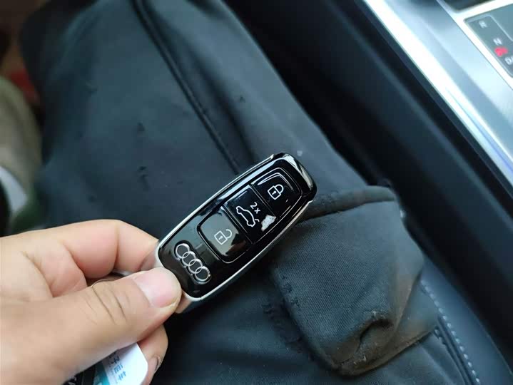 Фото 9 - Audi A6L