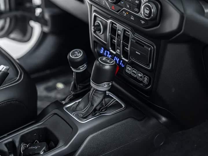 Фото 37 - Jeep Gladiator