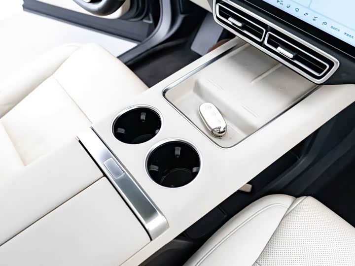 Фото 11 - LiXiang L8