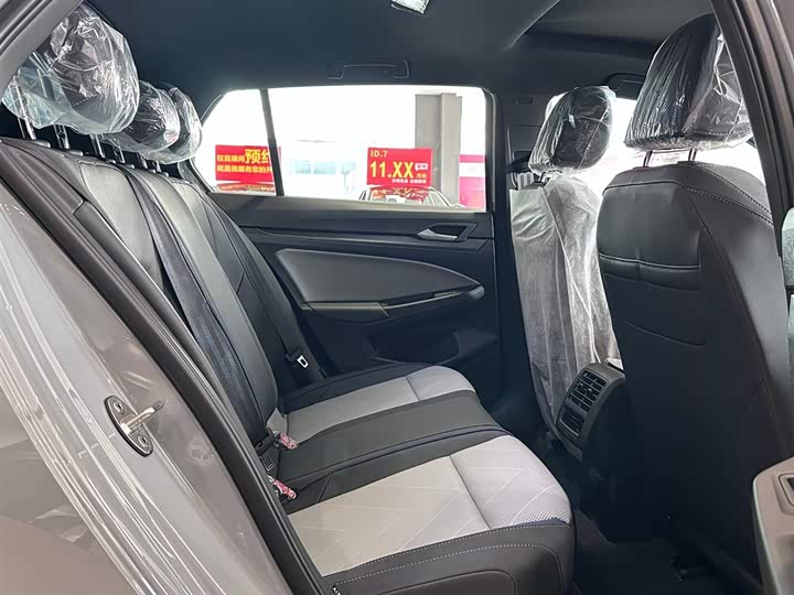 Фото 10 - Volkswagen Golf