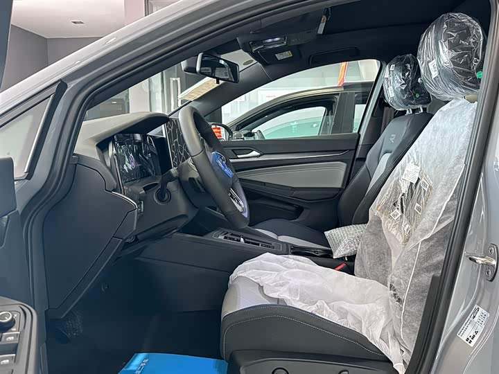 Фото 13 - Volkswagen Golf