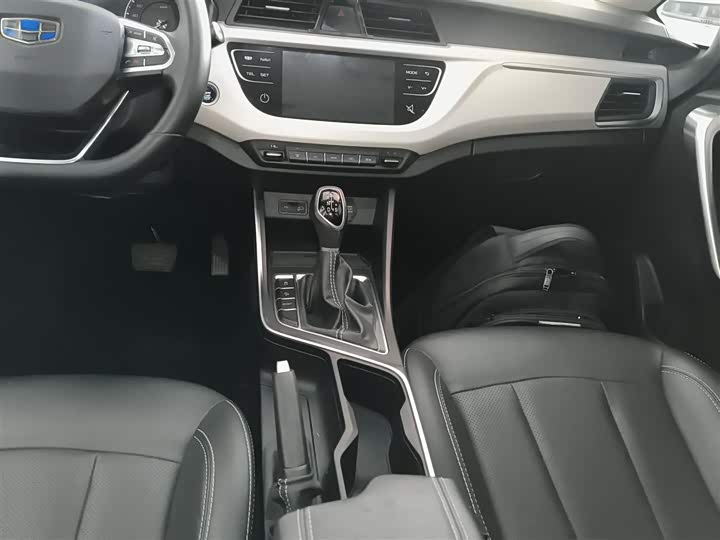 Фото 14 - Geely Vision X3