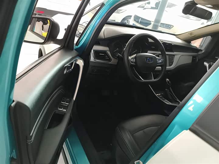 Фото 16 - Geely Vision X3