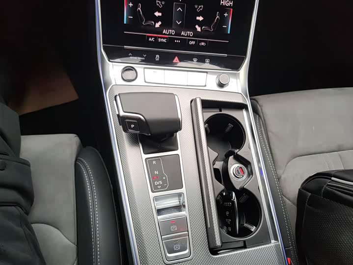 Фото 14 - Audi A6L