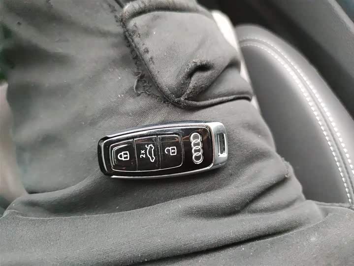 Фото 9 - Audi A6L