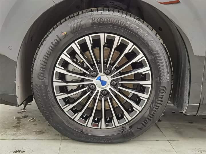 Фото 17 - Denza D9