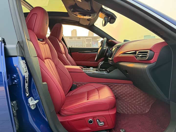 Фото 7 - Maserati Levante