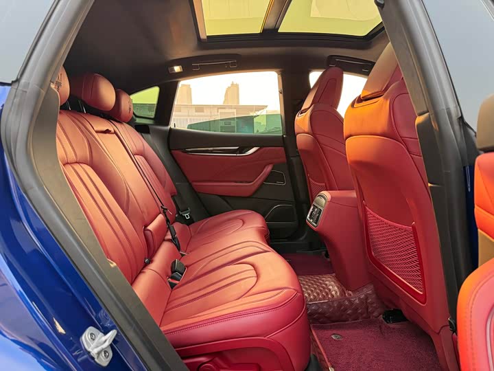 Фото 8 - Maserati Levante