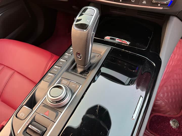 Фото 9 - Maserati Levante