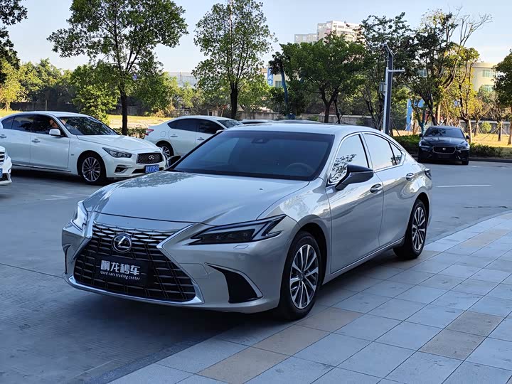 Фото 1 - Lexus ES