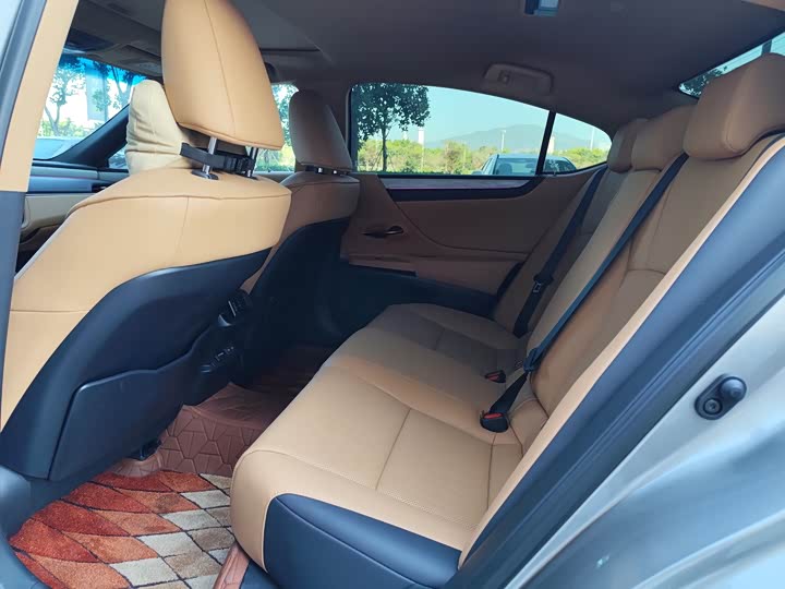 Фото 5 - Lexus ES