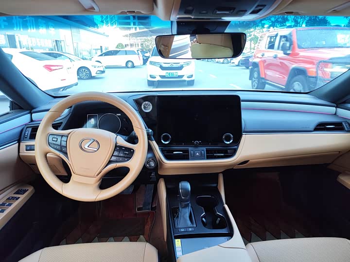 Фото 6 - Lexus ES