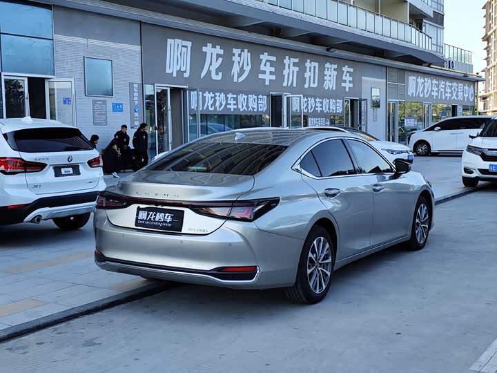 Фото 9 - Lexus ES