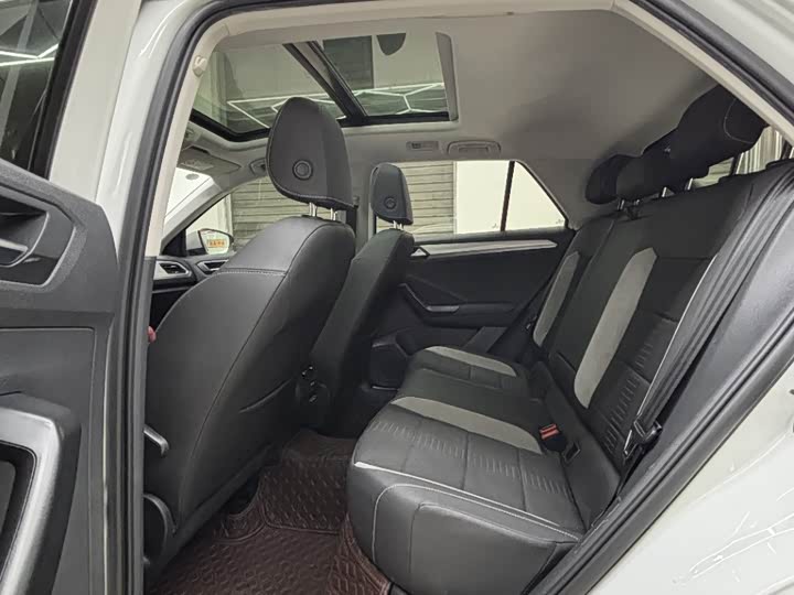 Фото 13 - Volkswagen T-Roc