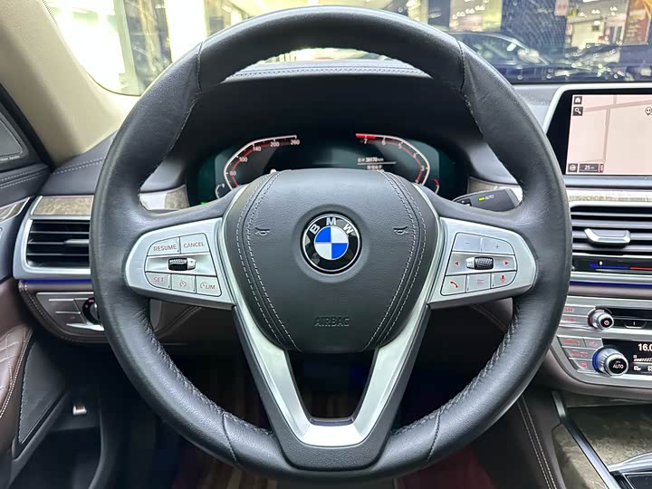 Фото 10 - BMW 7 Series