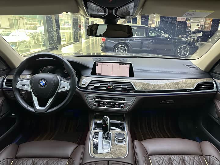 Фото 9 - BMW 7 Series