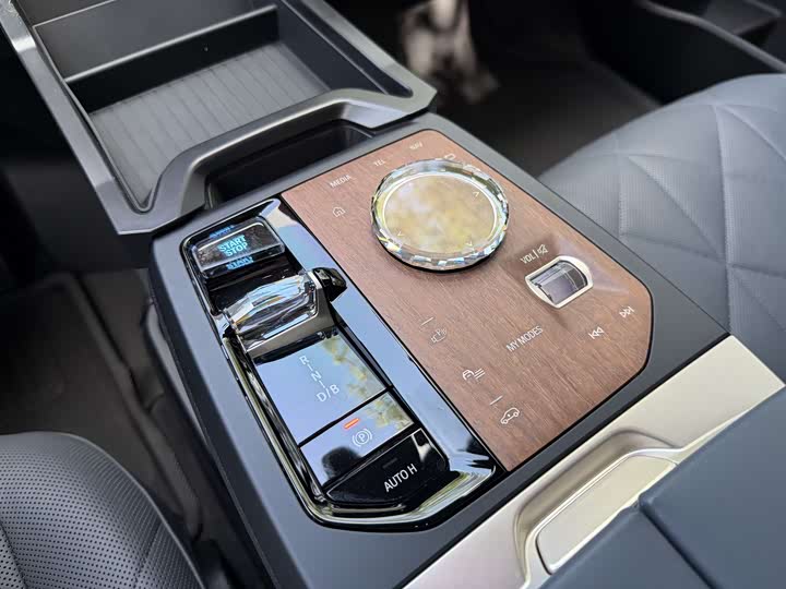 Фото 14 - BMW iX