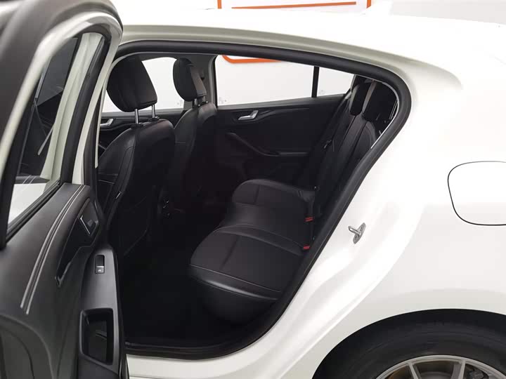 Фото 15 - Ford Focus