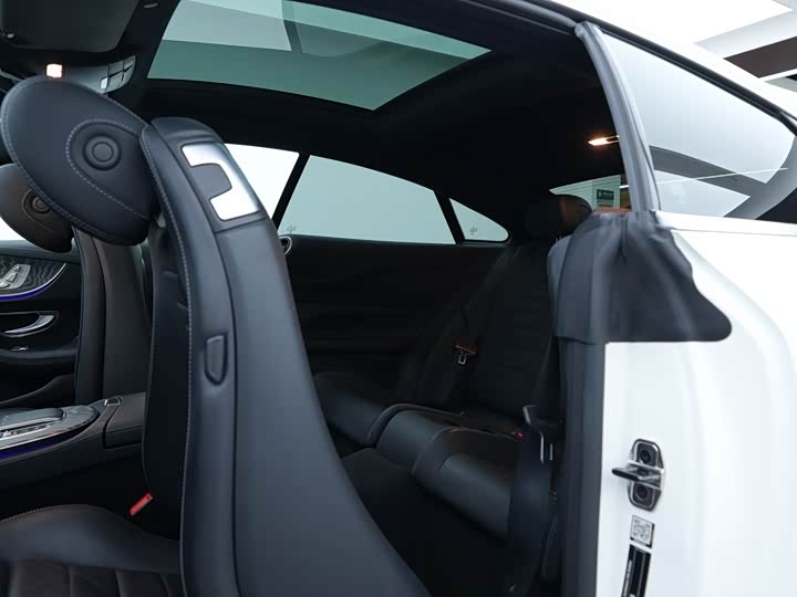 Фото 13 - Mercedes-Benz E-Class