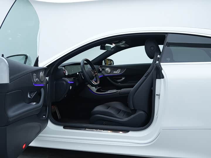 Фото 14 - Mercedes-Benz E-Class