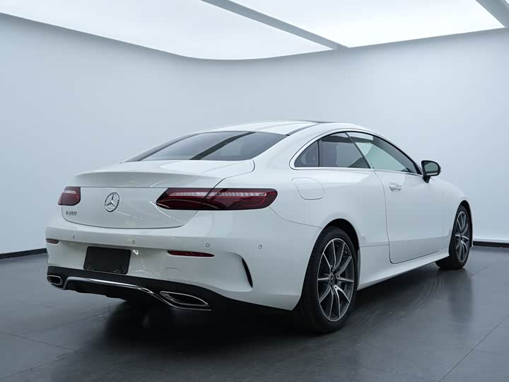 Фото 15 - Mercedes-Benz E-Class