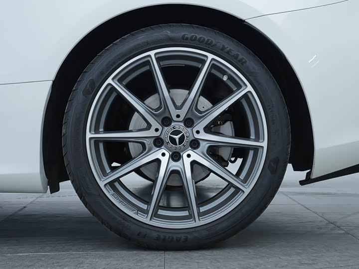 Фото 17 - Mercedes-Benz E-Class