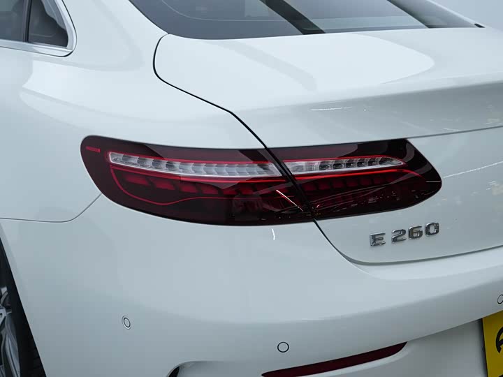 Фото 18 - Mercedes-Benz E-Class