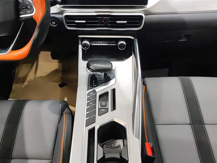 Фото 16 - Geely Coolray