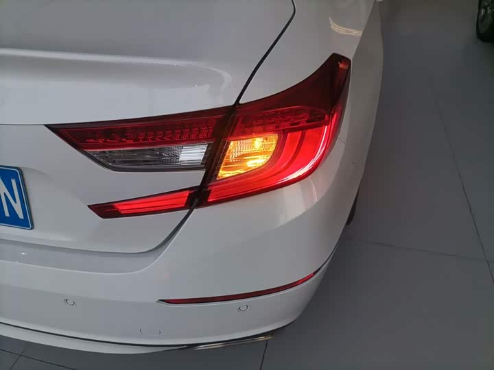 Фото 8 - Honda Accord