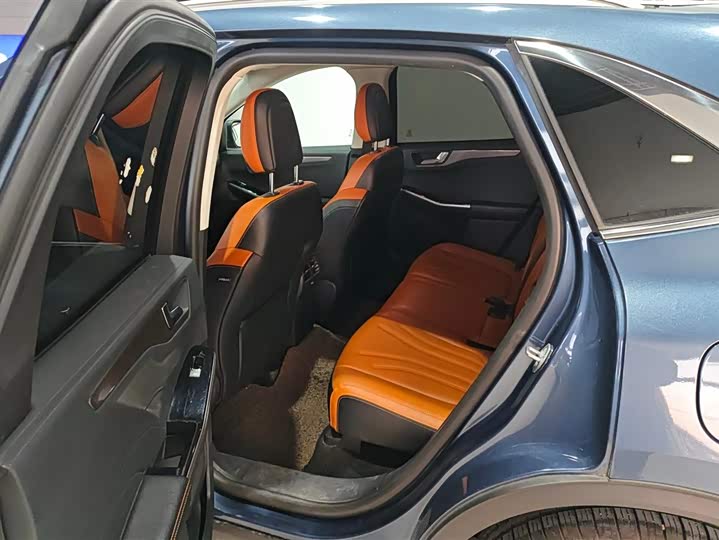 Фото 11 - Ford Escape