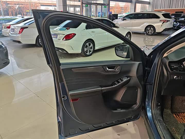 Фото 7 - Ford Escape