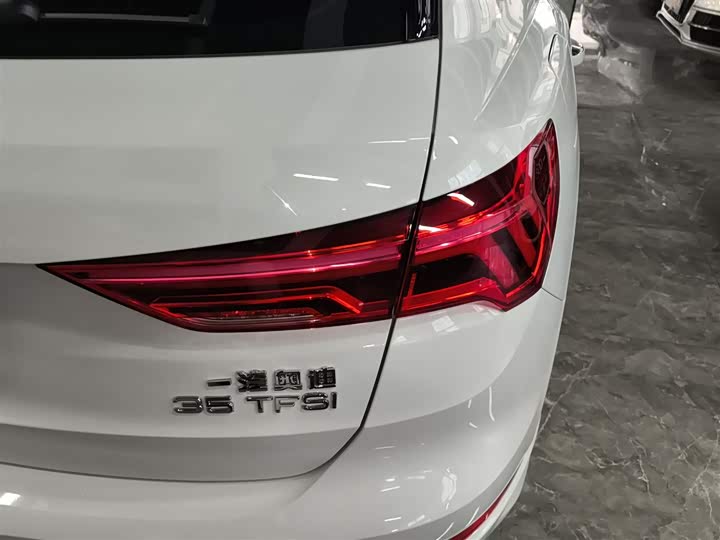 Фото 8 - Audi Q3