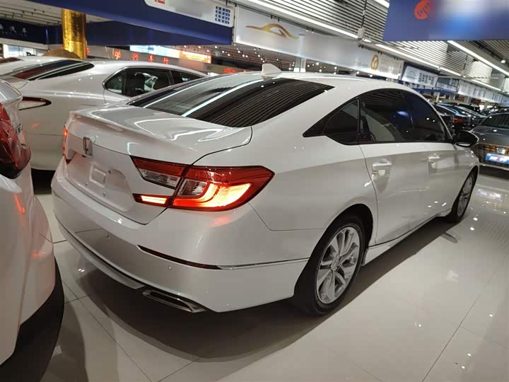 Фото 9 - Honda Accord